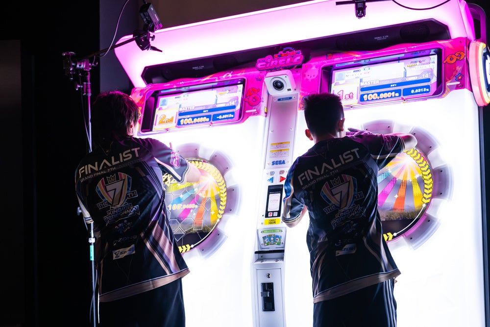 決戦の舞台で競い合う音ゲープレイヤー