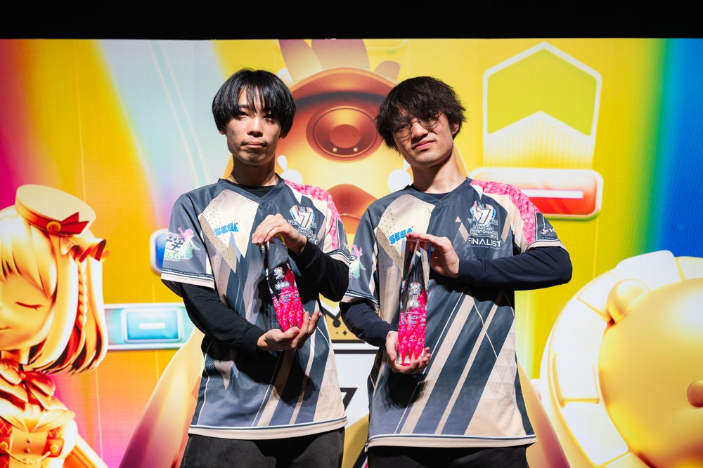 決勝進出者のトロフィー受賞