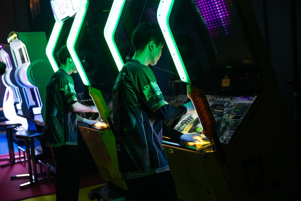 大会参加者が音ゲーに熱中