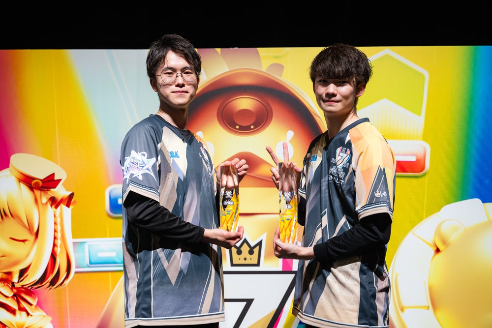 トロフィーを手にする優勝者の姿