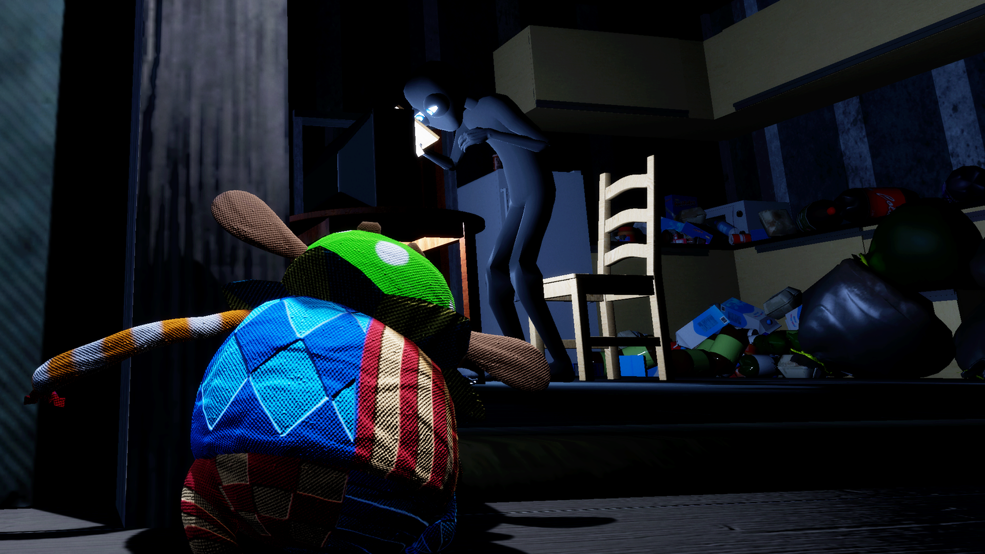 ぬいぐるみとライトを持つ人物の対峙