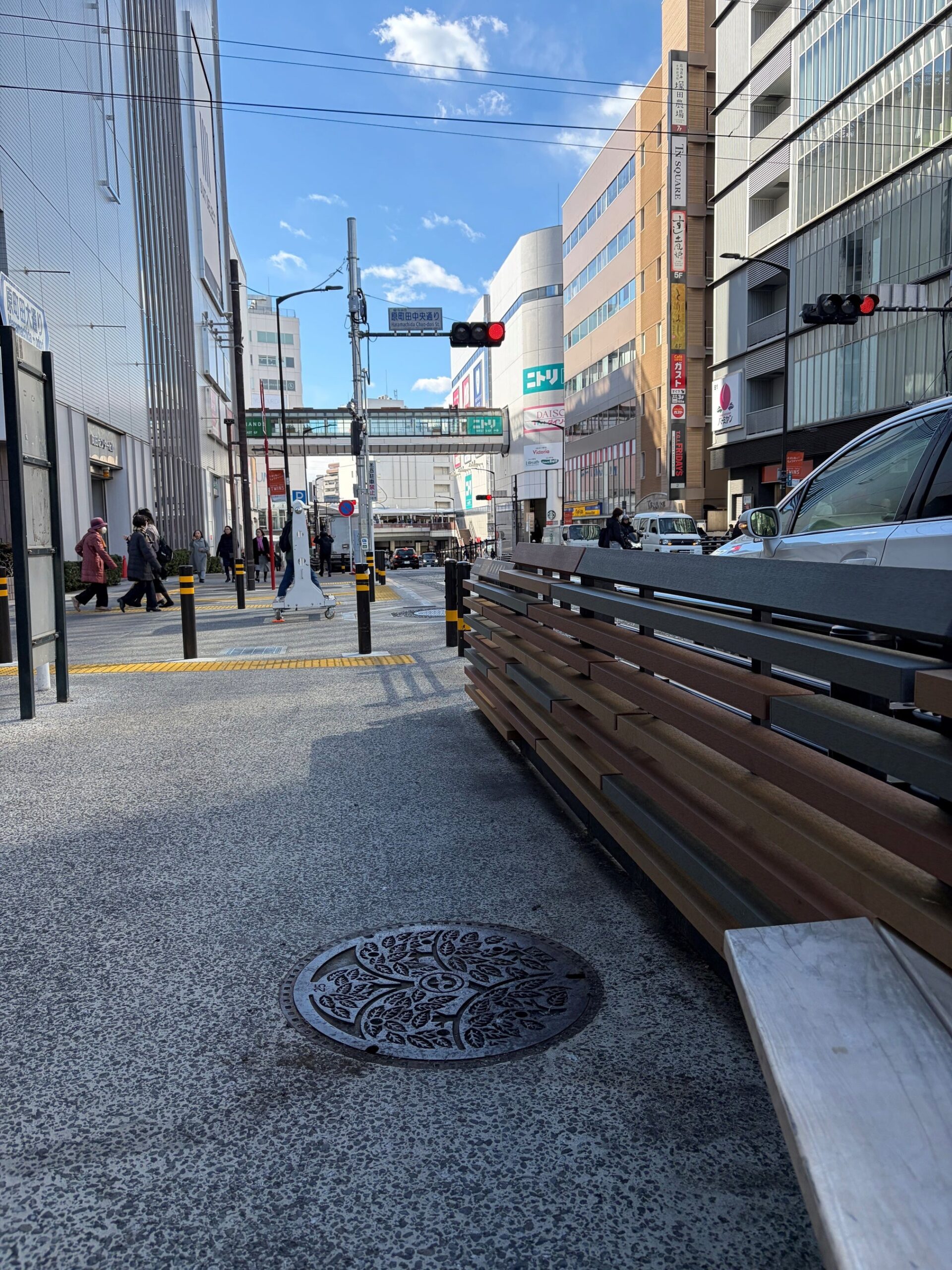 町田の街並みにあるマンホール