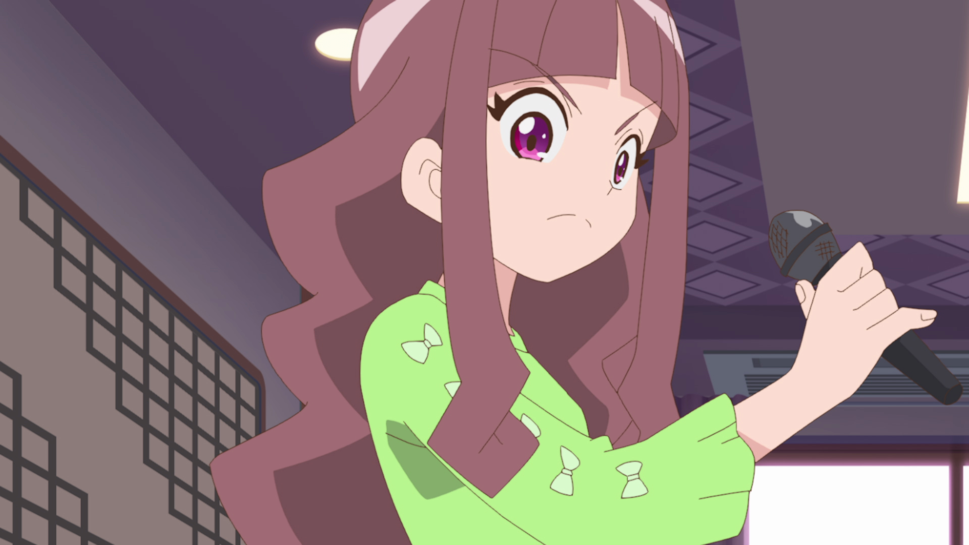 元気にマイクを持つ紫髪の女子キャラクター