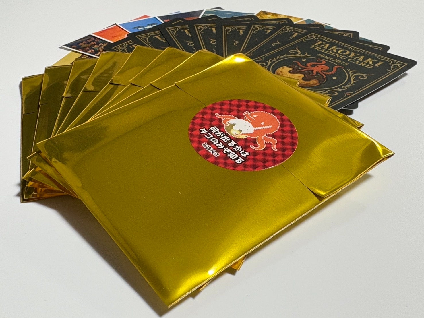 金色のパックとたこ焼きカードが並ぶ