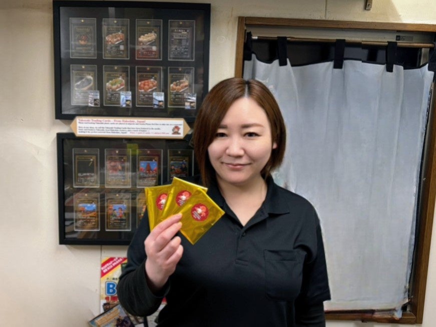 トレーディングカードを手に持つ人