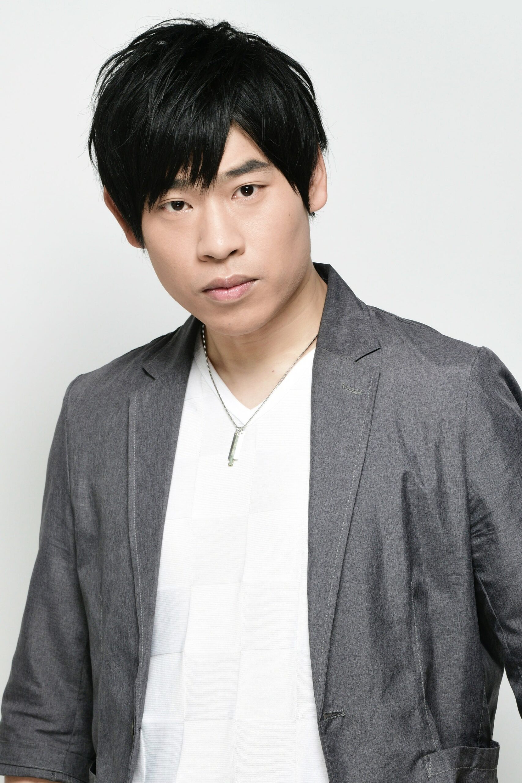 グレーのジャケットを着た男性