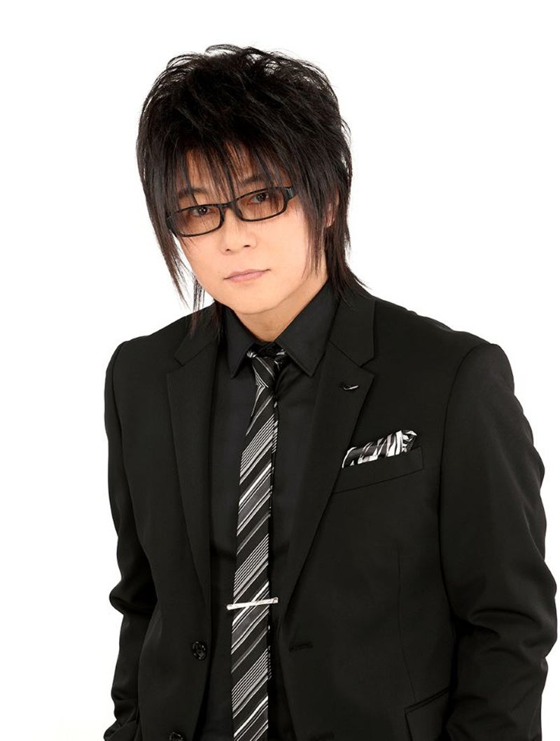 黒いスーツの男性