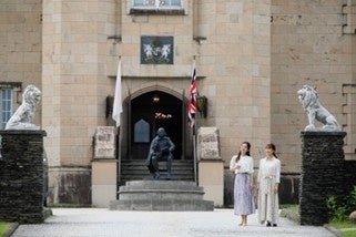 ブリティッシュヒルズの荘厳な入口と女性