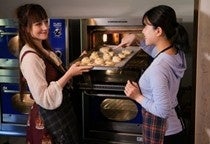 ブリティッシュヒルズで料理を楽しむ女性たち