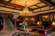 豪華なシャンデリアがある英国風ロビー