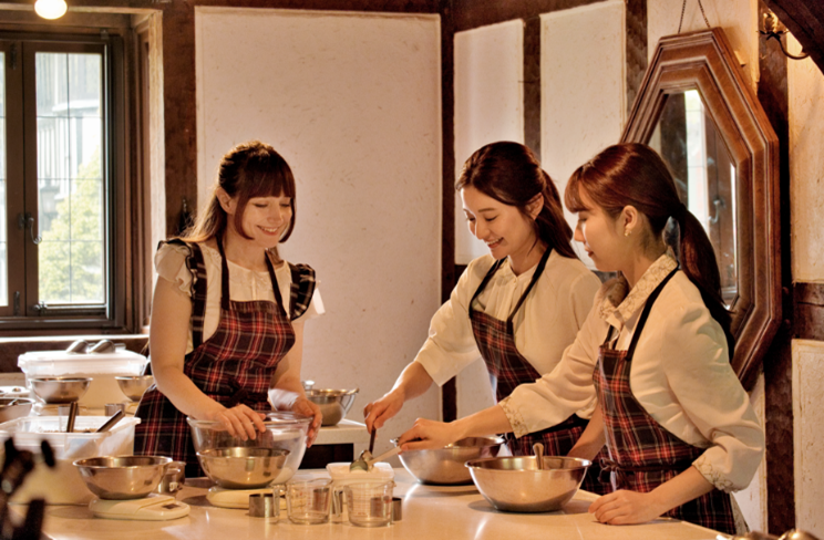 キッチンで料理をする三人の女性