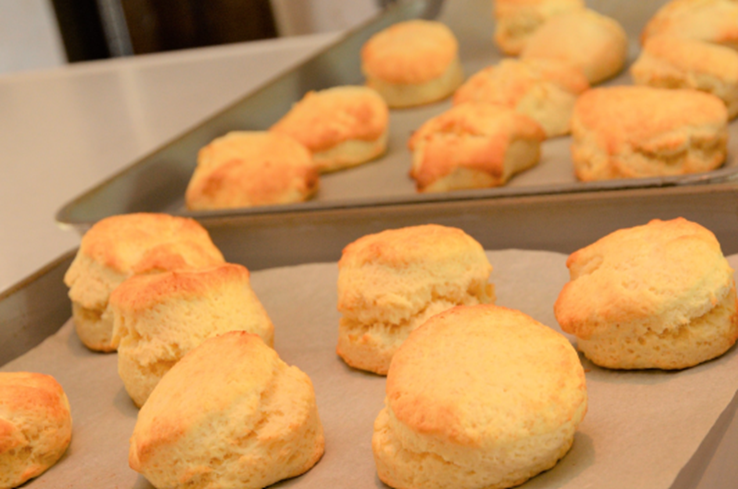 美味しそうなスコーンが並ぶトレー