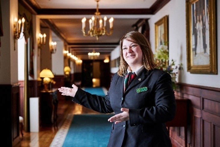 優雅な廊下で案内するスタッフ