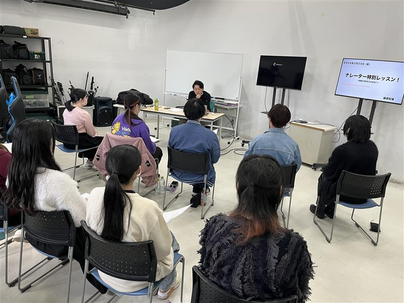 授業中の講師と学生の真剣な表情