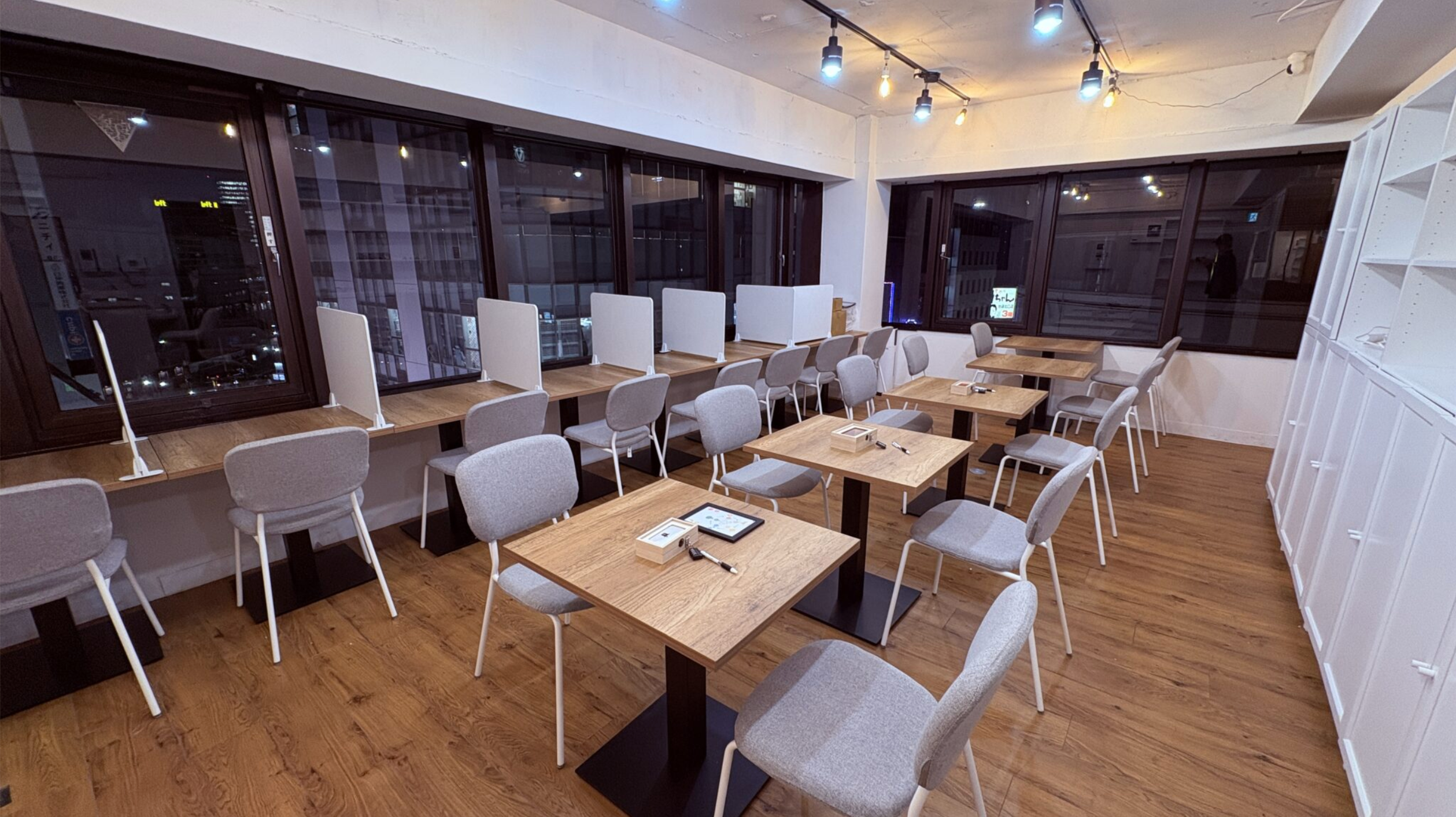 広々としたカフェの店内風景