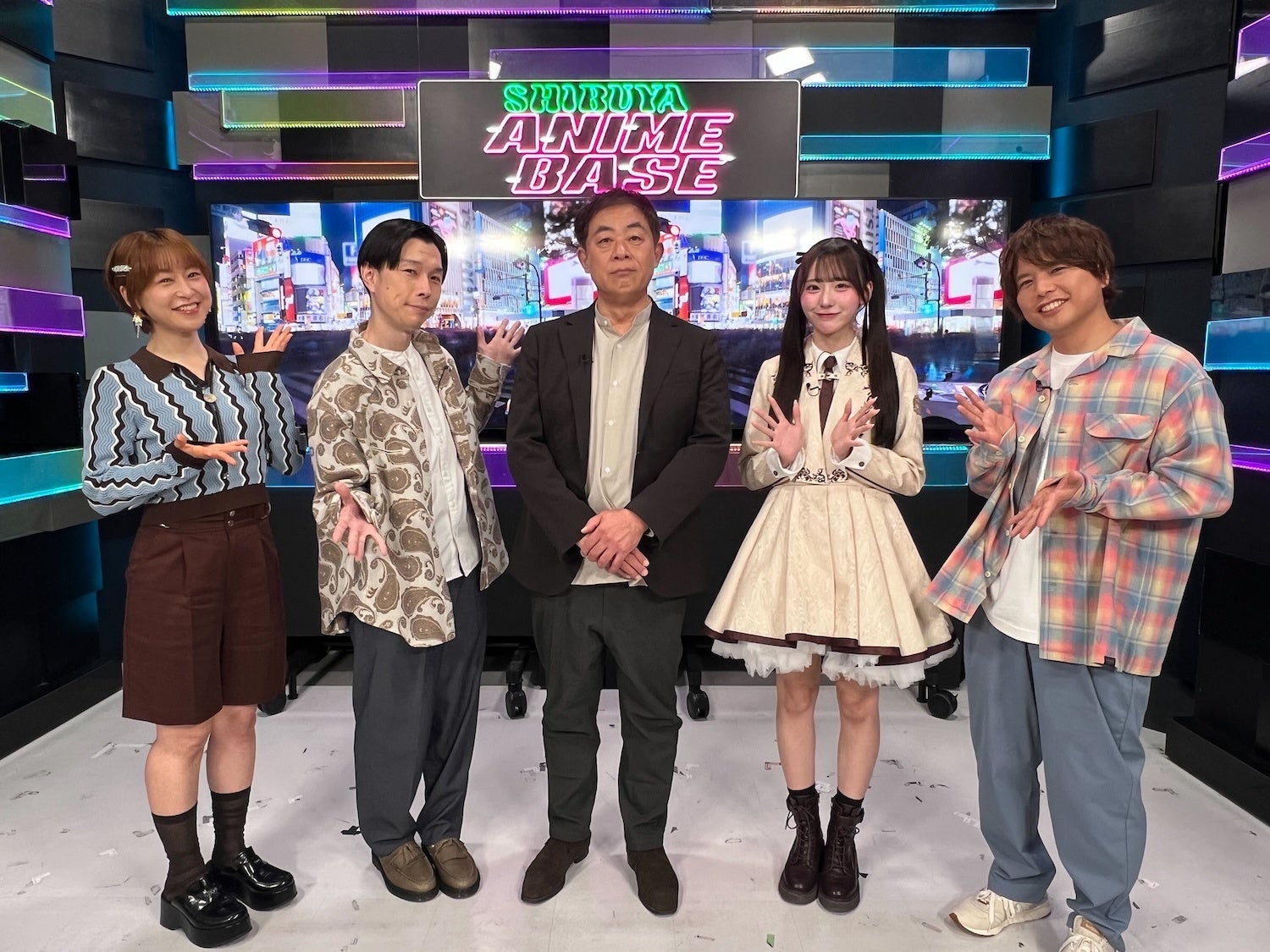 アニメベースのトークショー集合写真