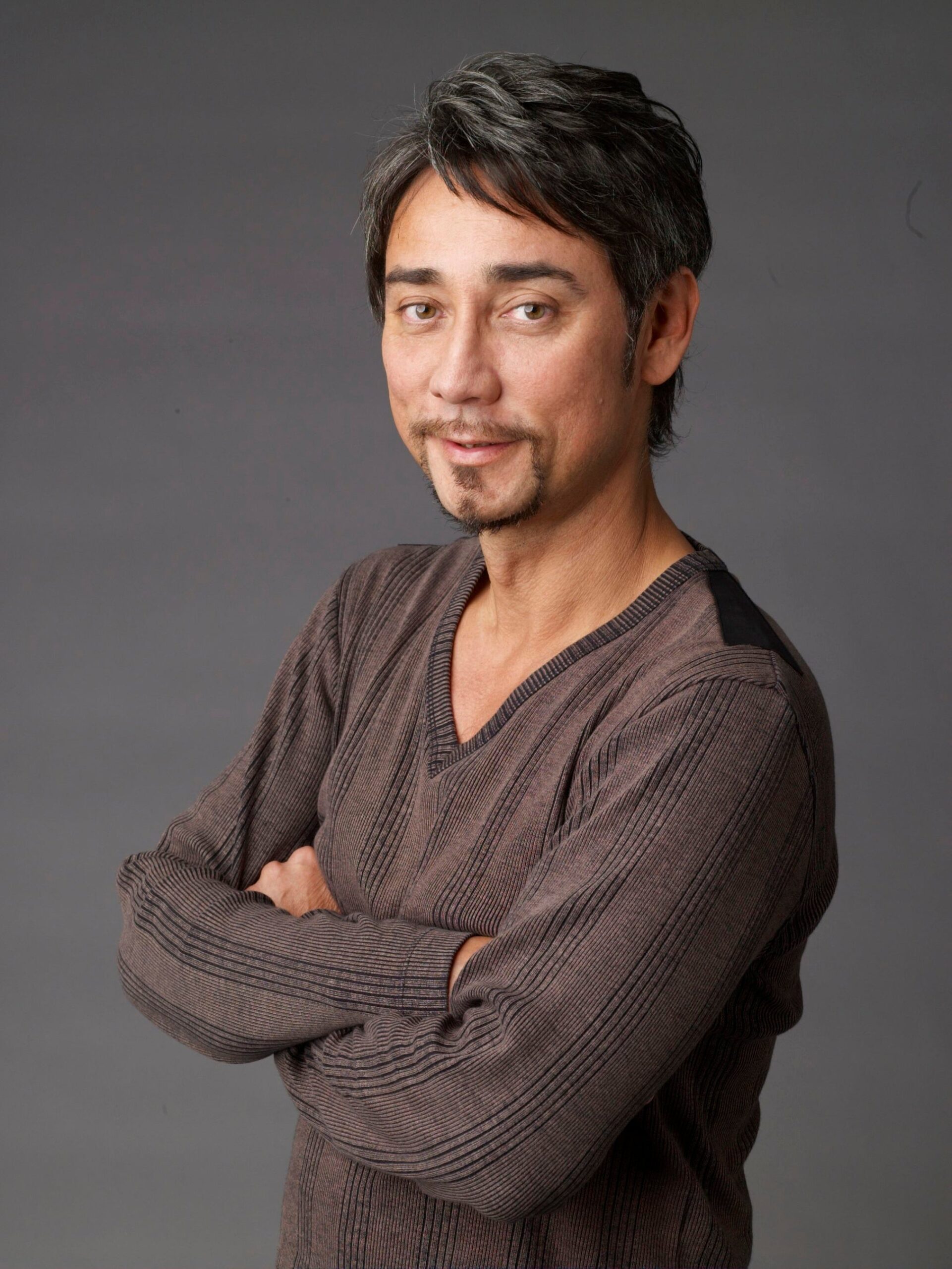 セーターを着た男性モデル