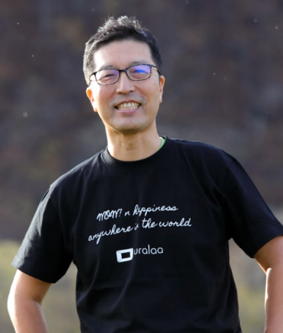 uralaaTシャツを着た笑顔の男性