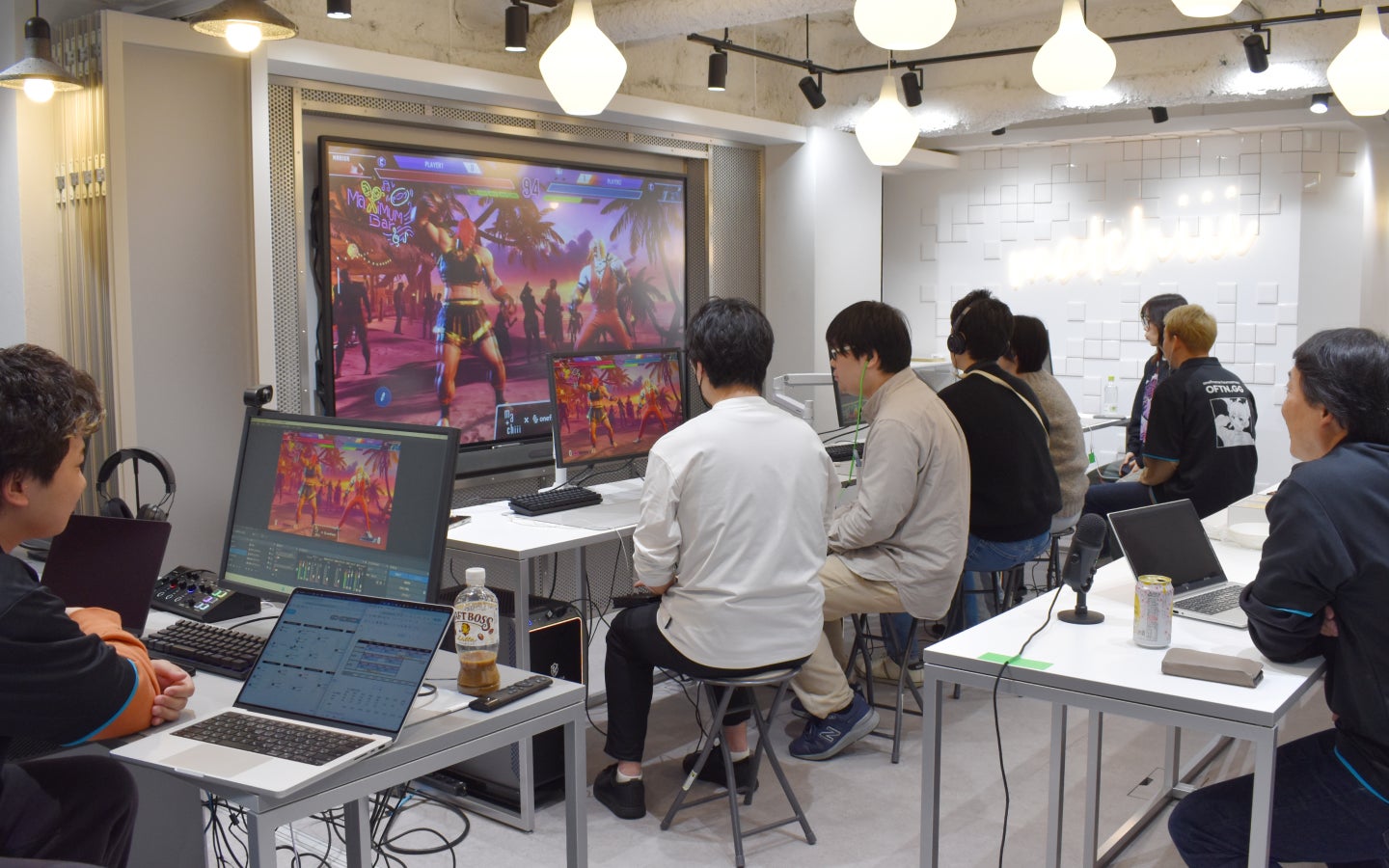 異業種交流でストリートファイター6を楽しむ参加者たち