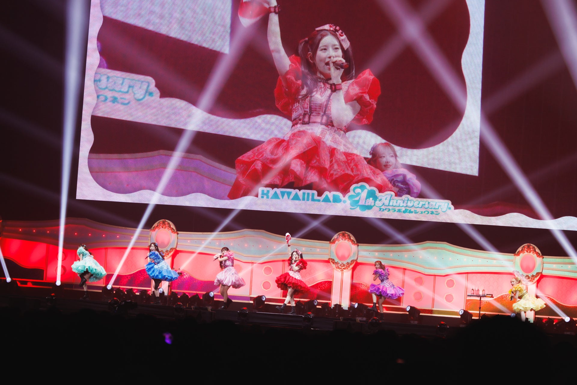 ライブ中のフルーツジッパーのステージ演出