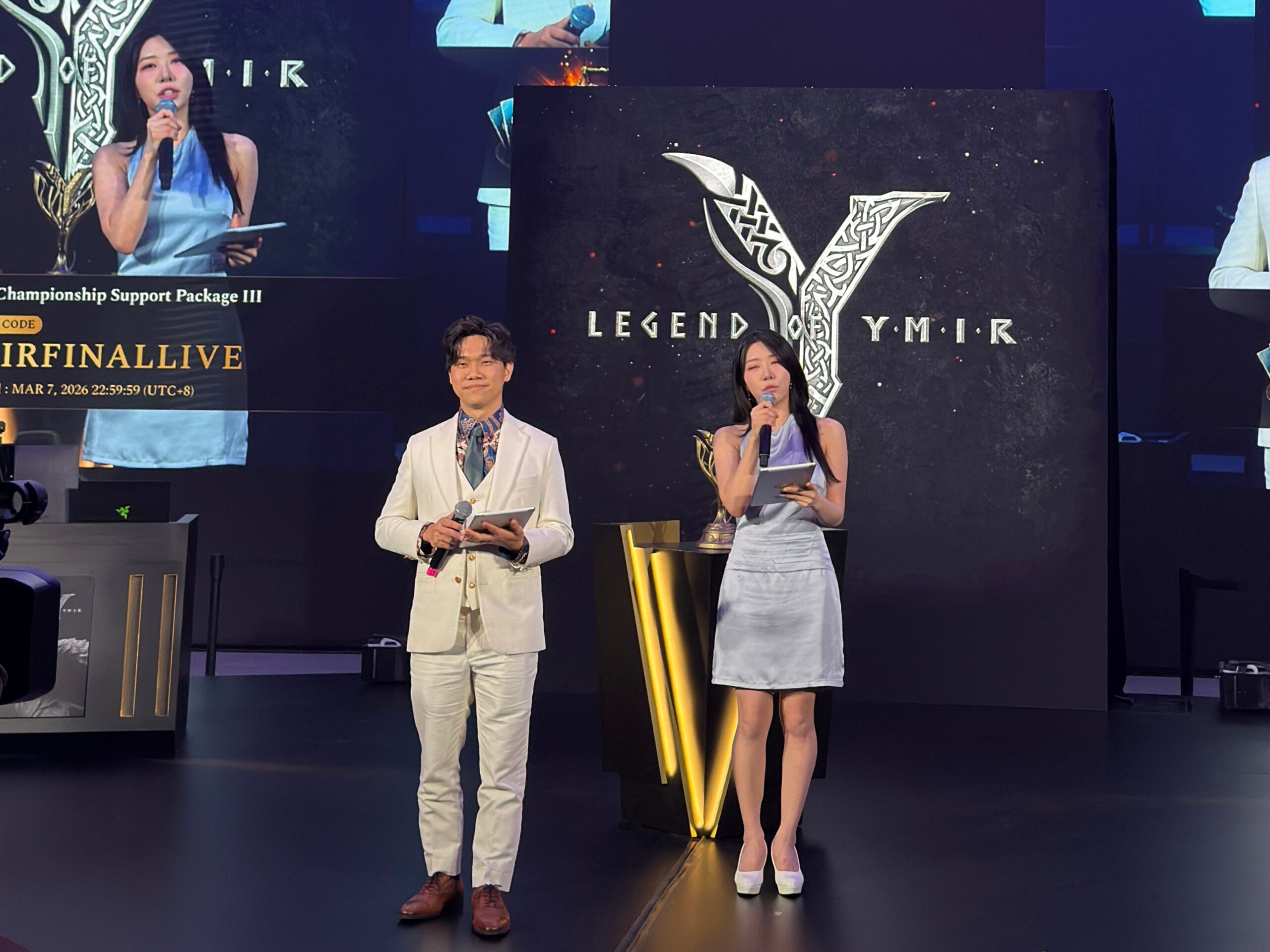 大会司会者がイベントを進行中