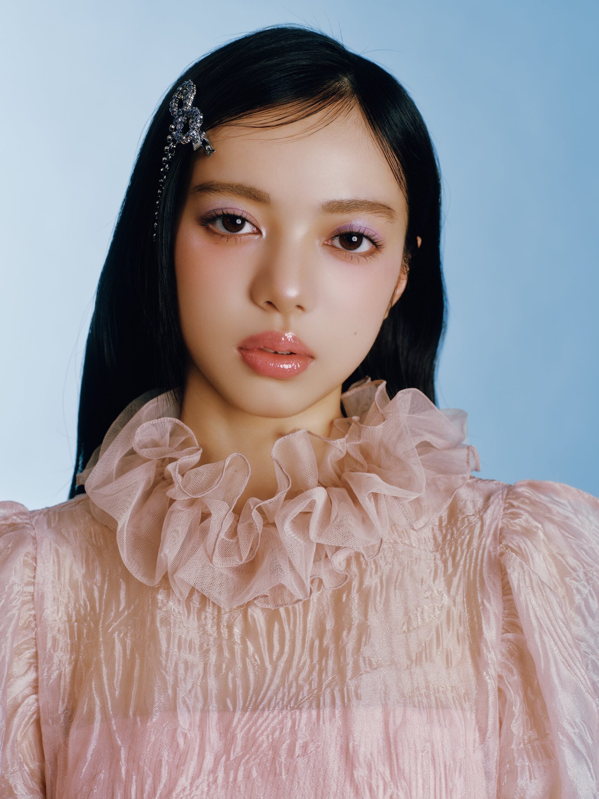 シフォンブラウスのフェミニンメイク