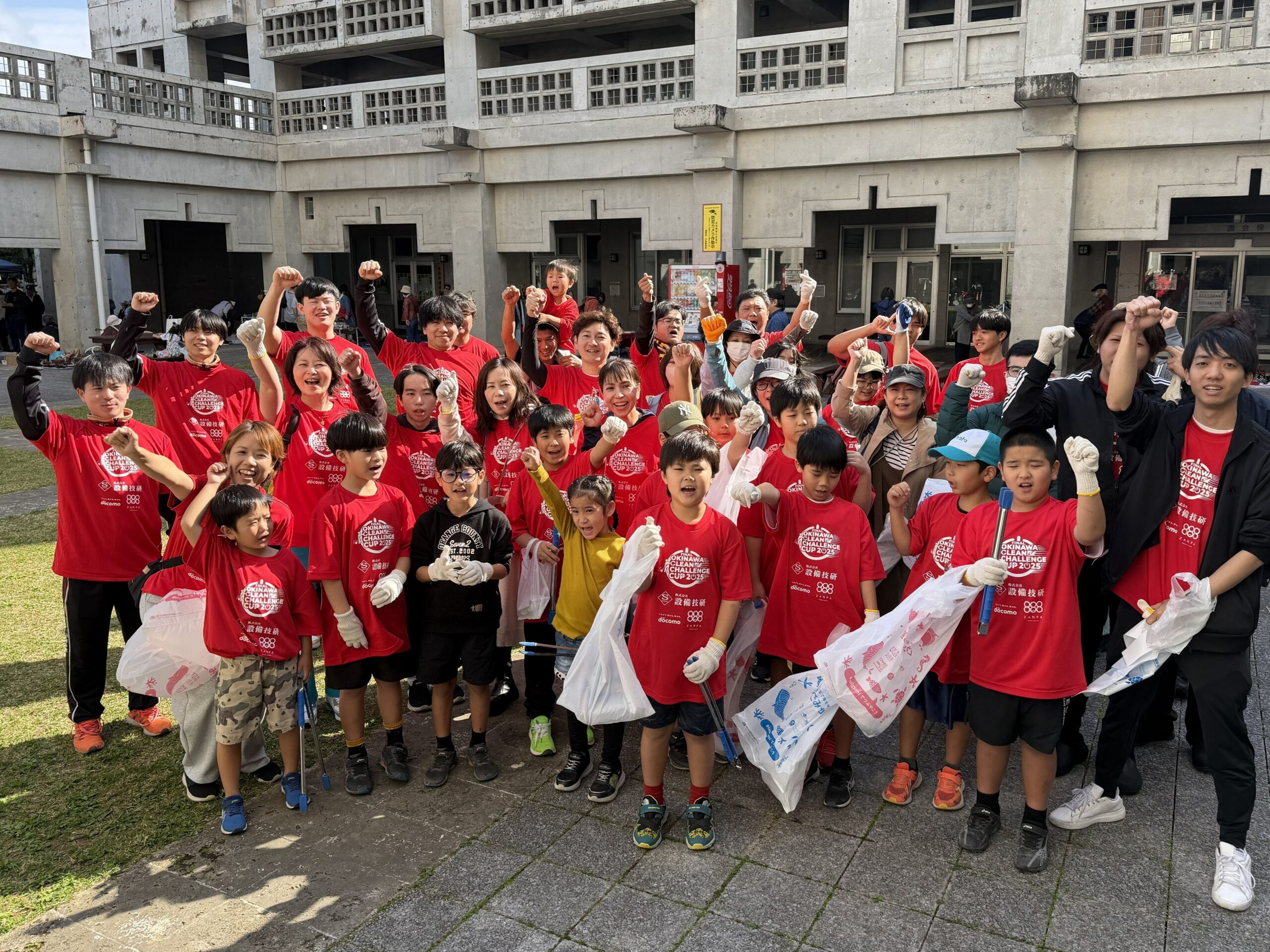 赤いTシャツの参加者たちが集まる清掃活動