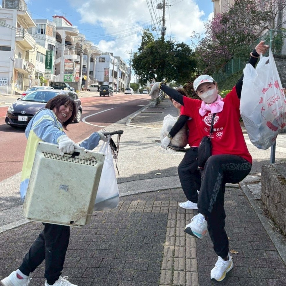 通りでゴミを集める参加者たち
