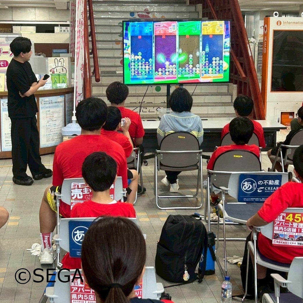 ゲーム大会を見守る参加者の後ろ姿