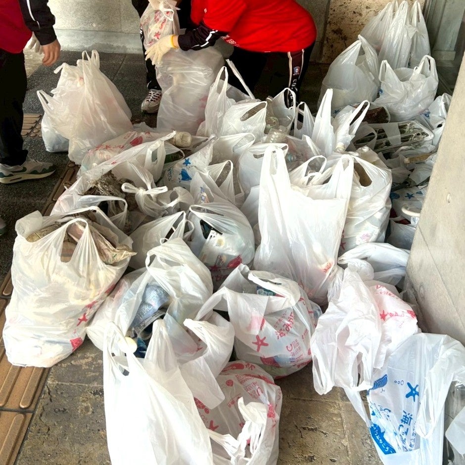 回収したゴミ袋が並ぶ集合