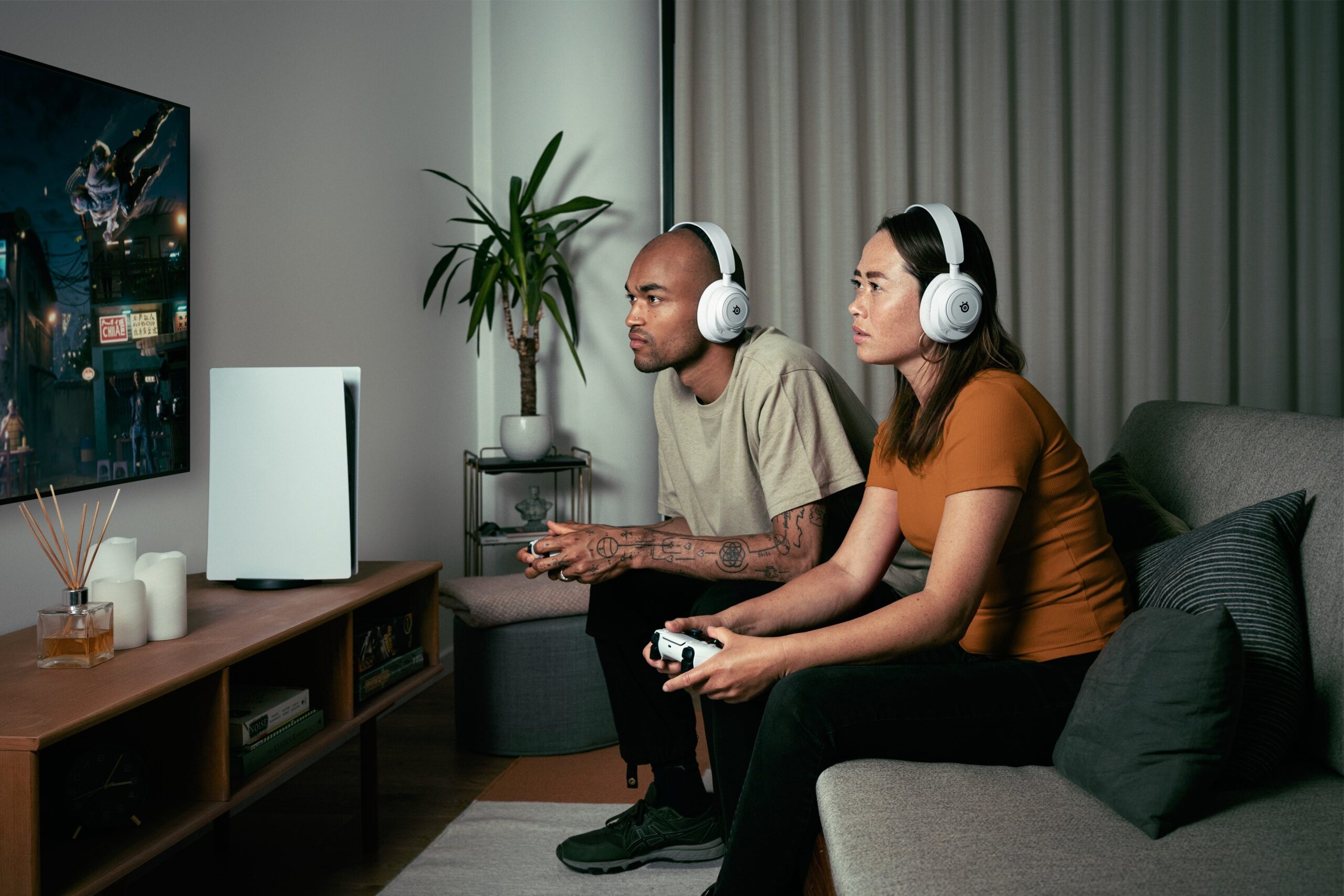 ヘッドセットを使いゲームに集中する人々