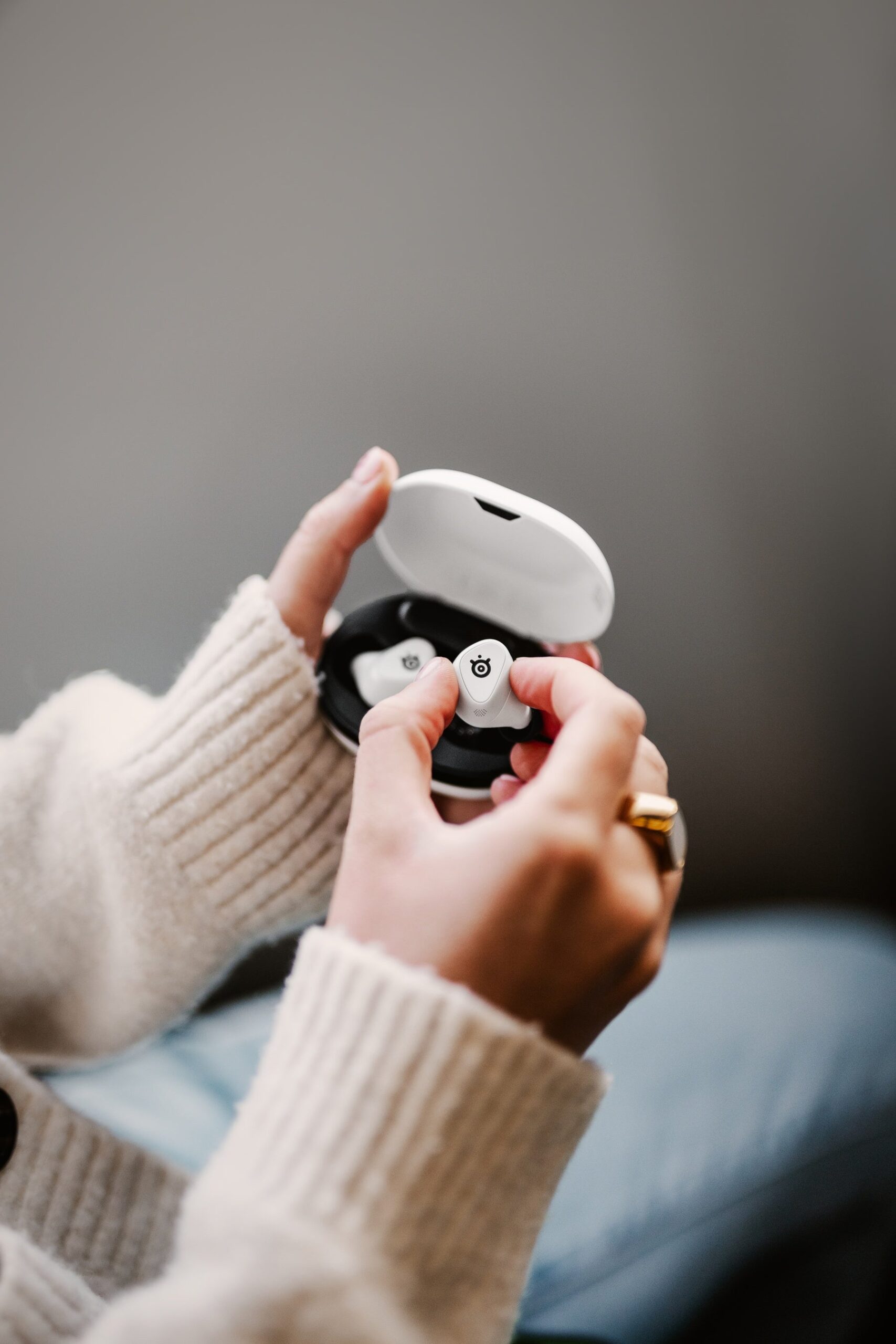 イヤホンをケースから取り出す手