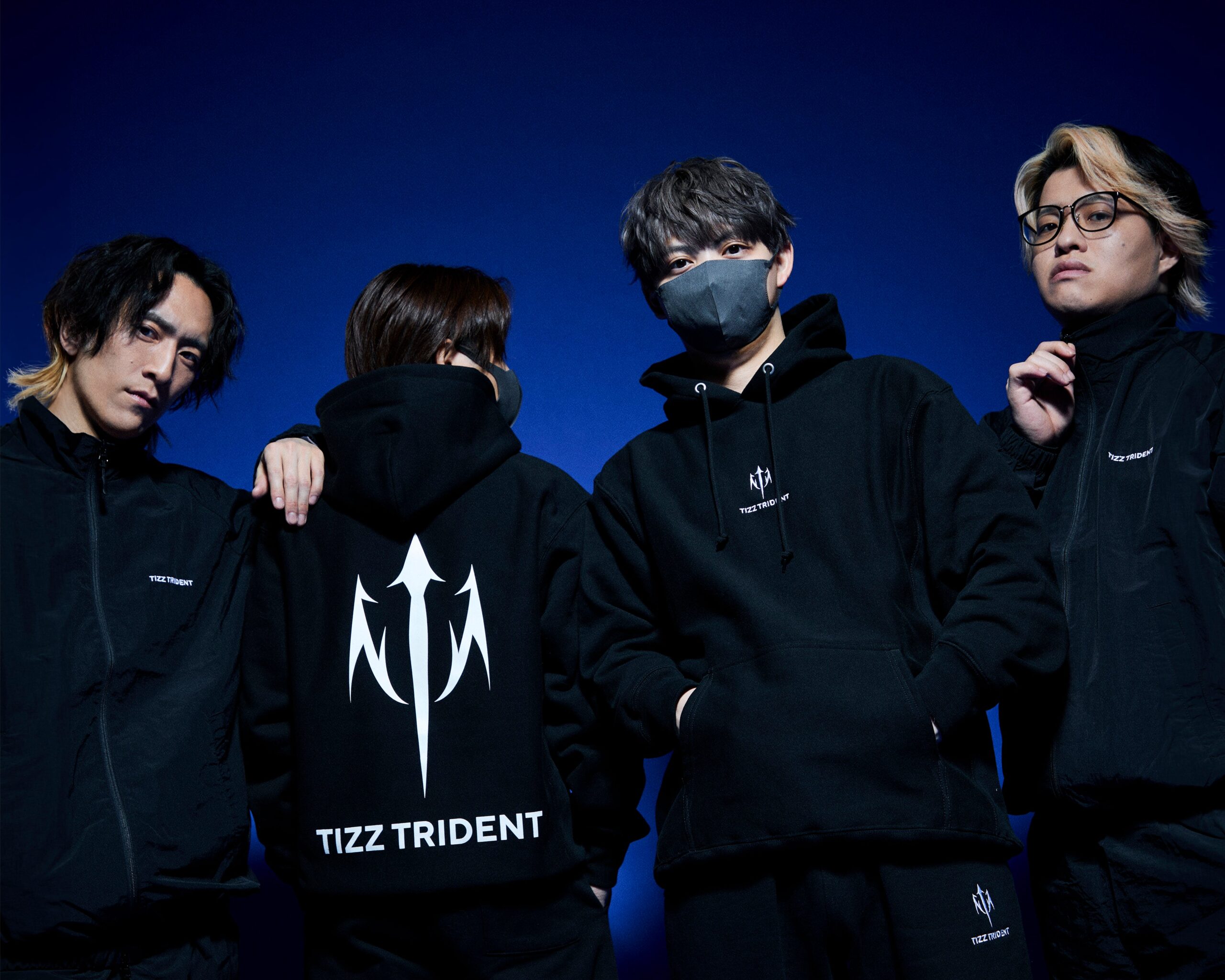 クールなスタイルのTIZZ TRIDENTメンバー