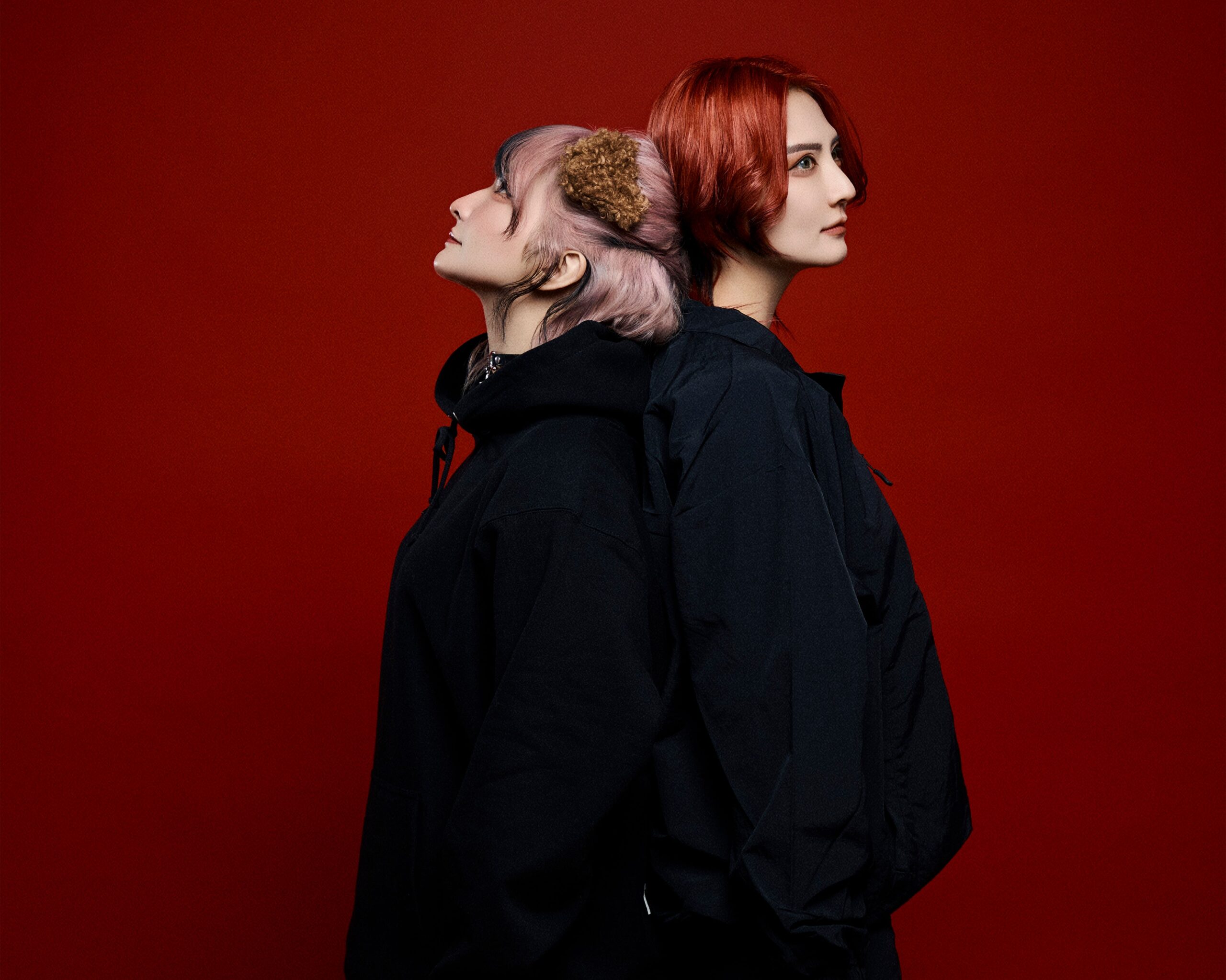 TIZZ TRIDENTの背中合わせポーズ