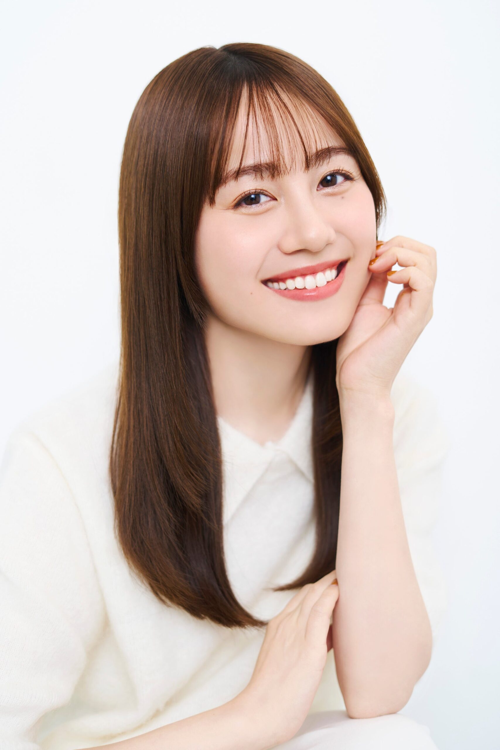 白い服を着た女性の笑顔のポートレート