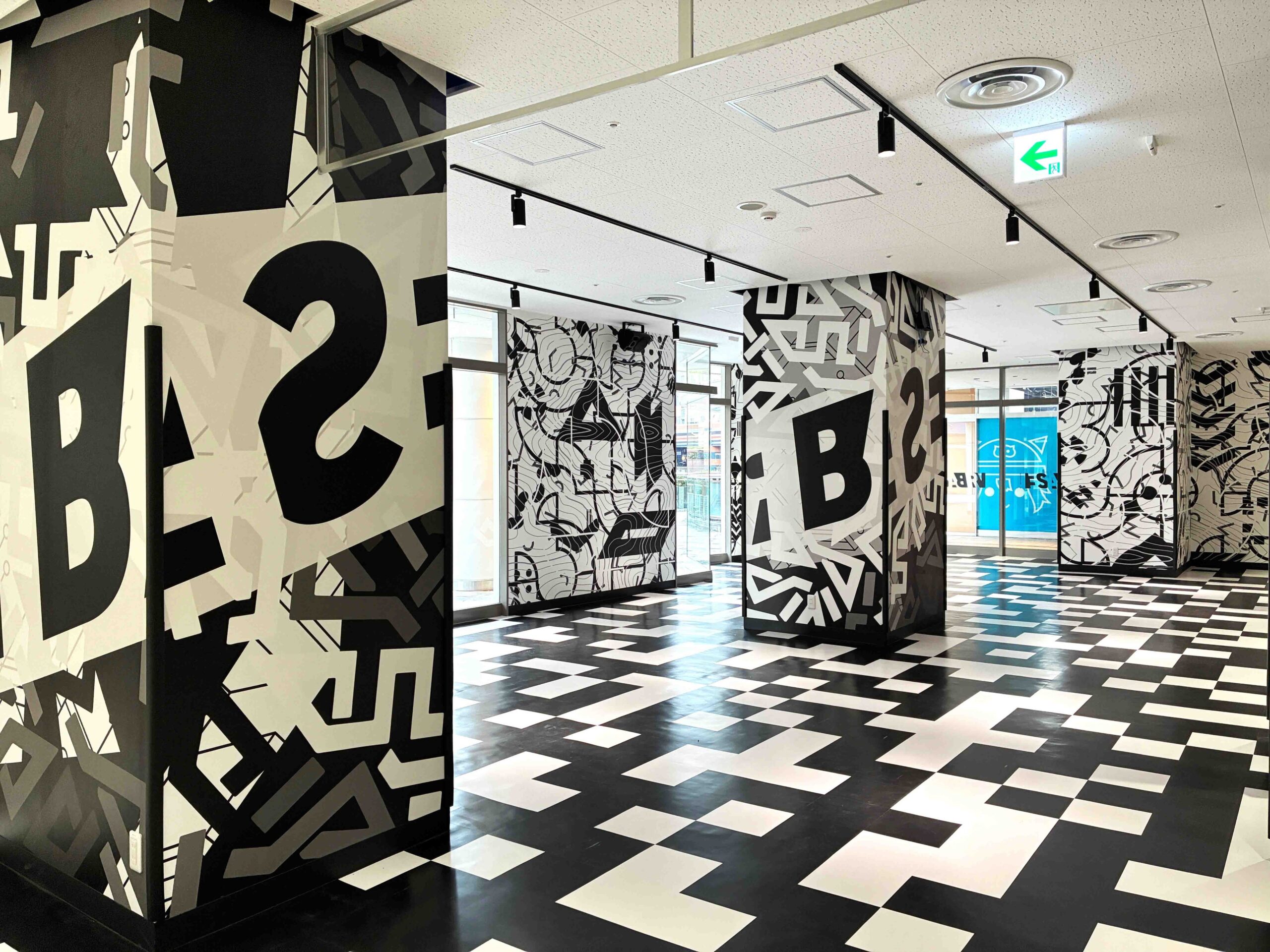 VR BASE TOKYOのモノクロデザイン内装