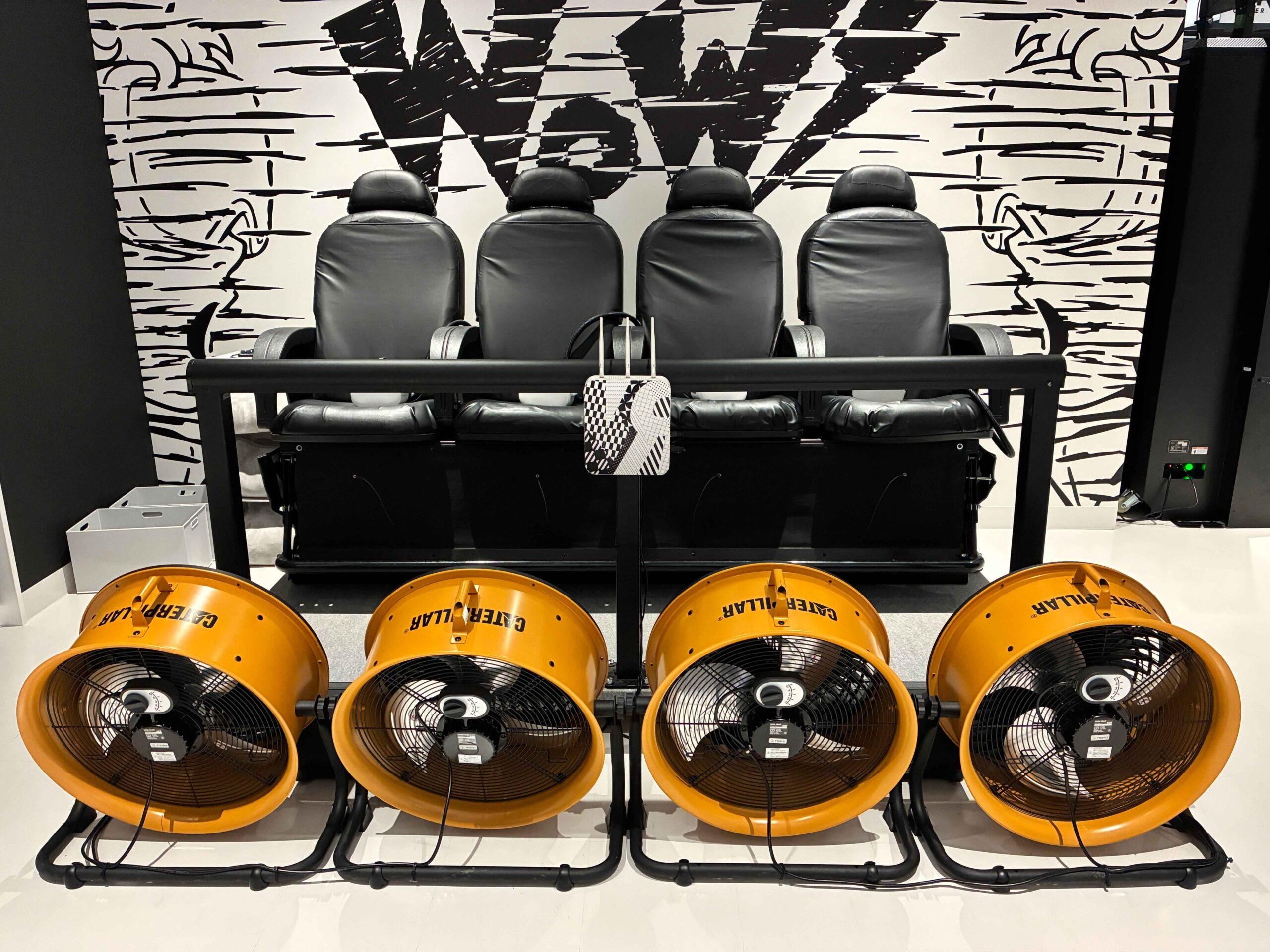 ファンが前に置かれた4Dシートのセット