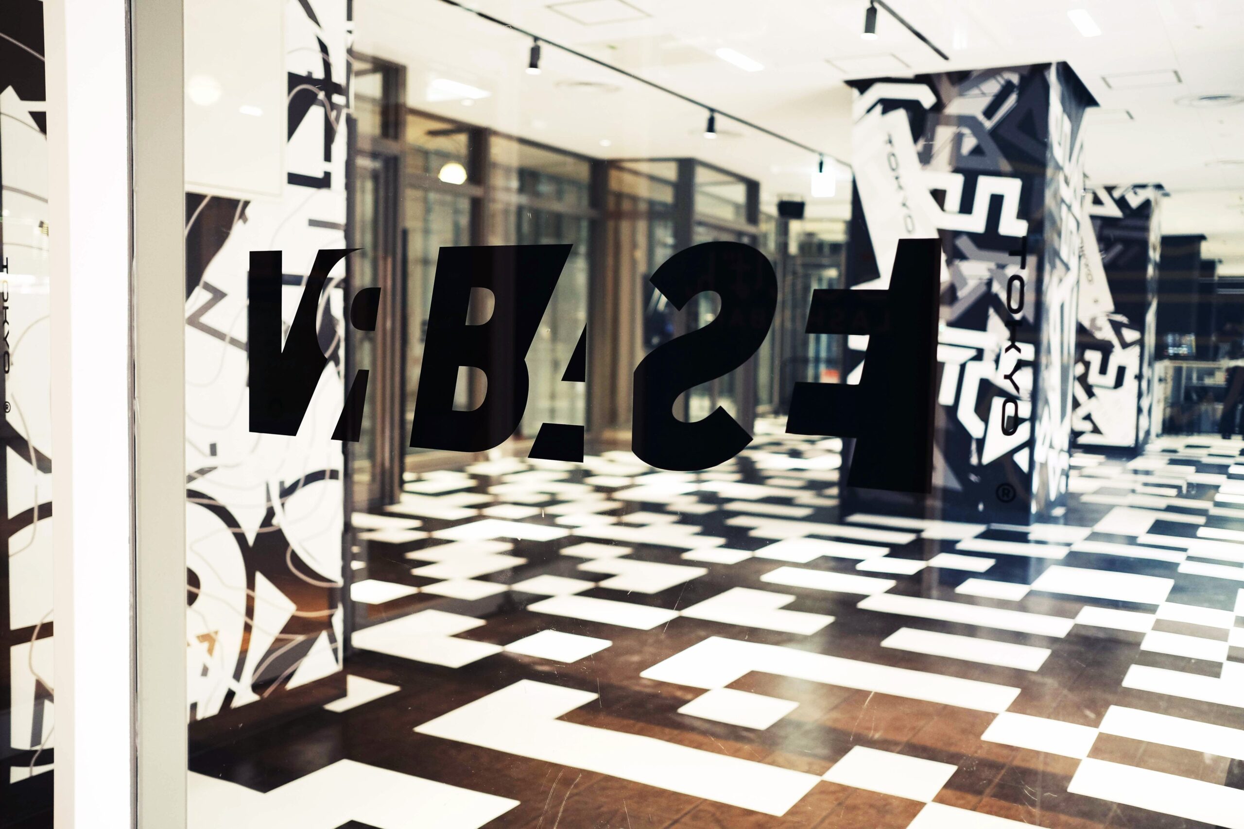 VR BASE TOKYOの入り口とデザイン