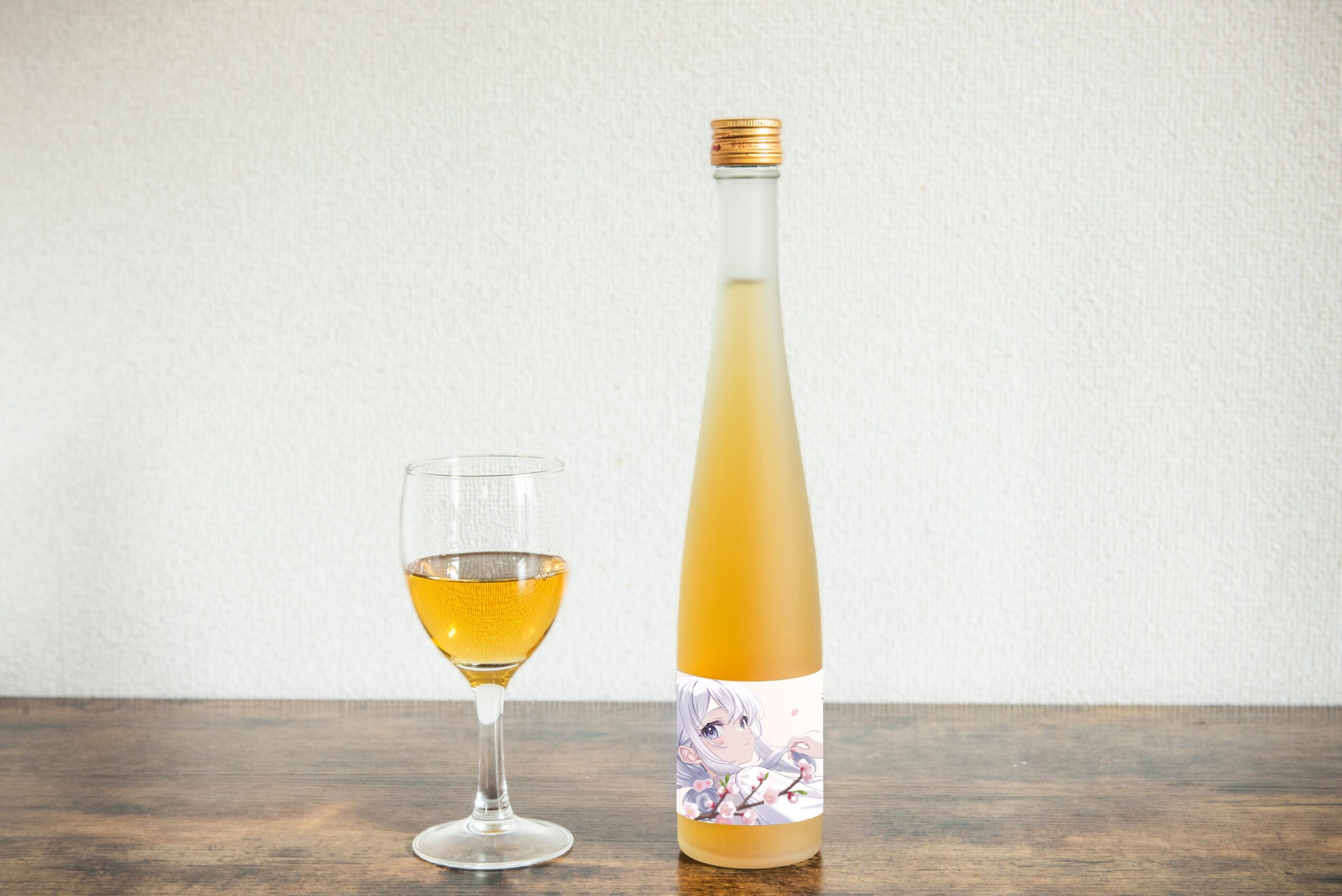VTuberコラボのオリジナルラベルの酒瓶とグラス