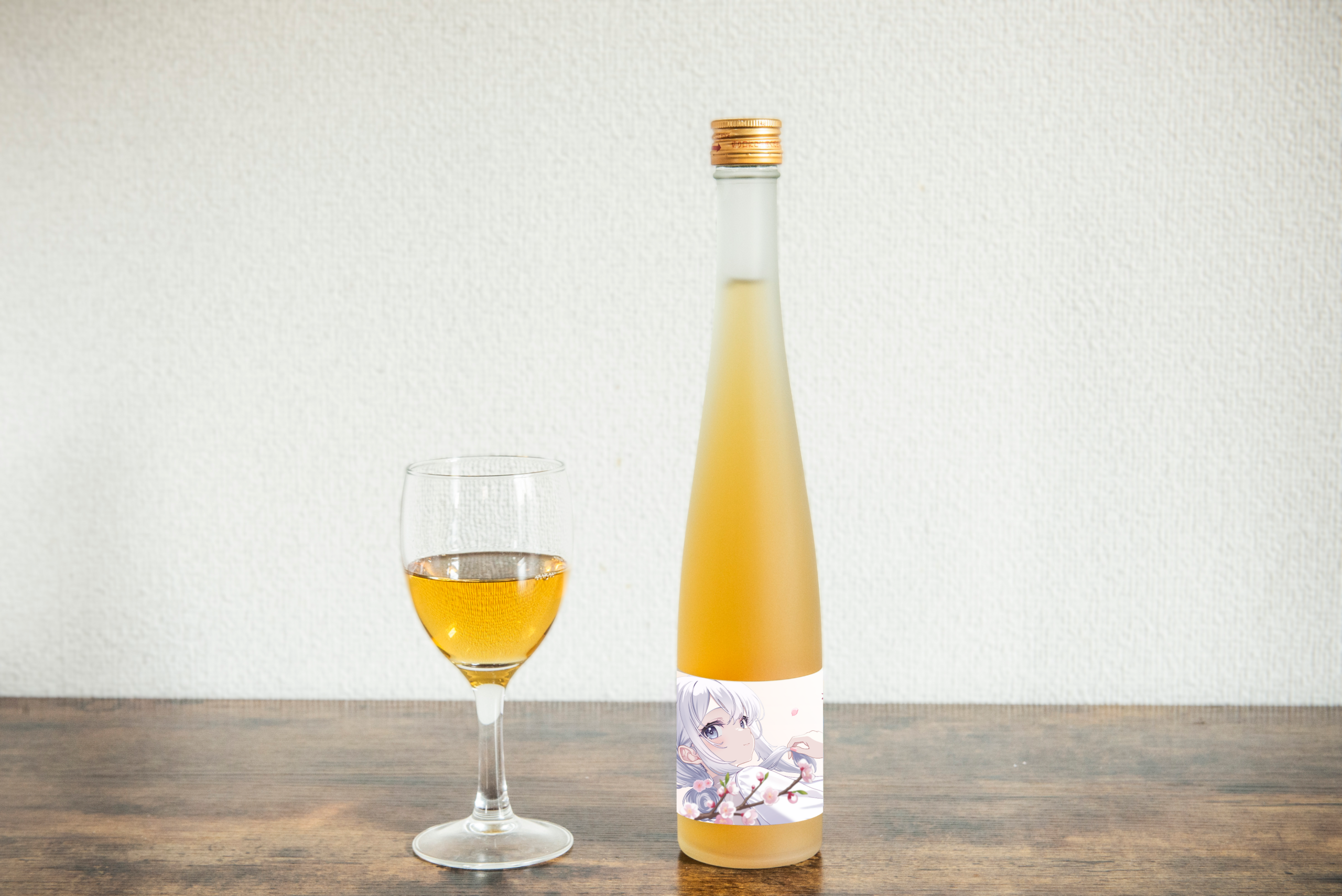 VTuberイラストつきラベルの酒瓶とワイングラス