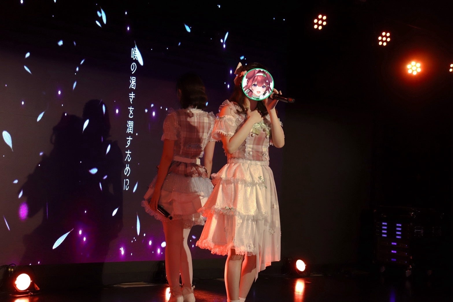 VTuberがステージで歌うシーン