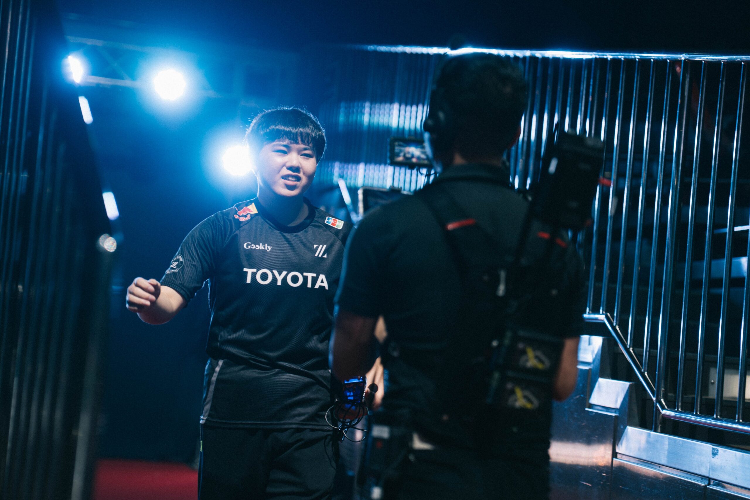 カメラマンに向かって笑顔を見せる選手