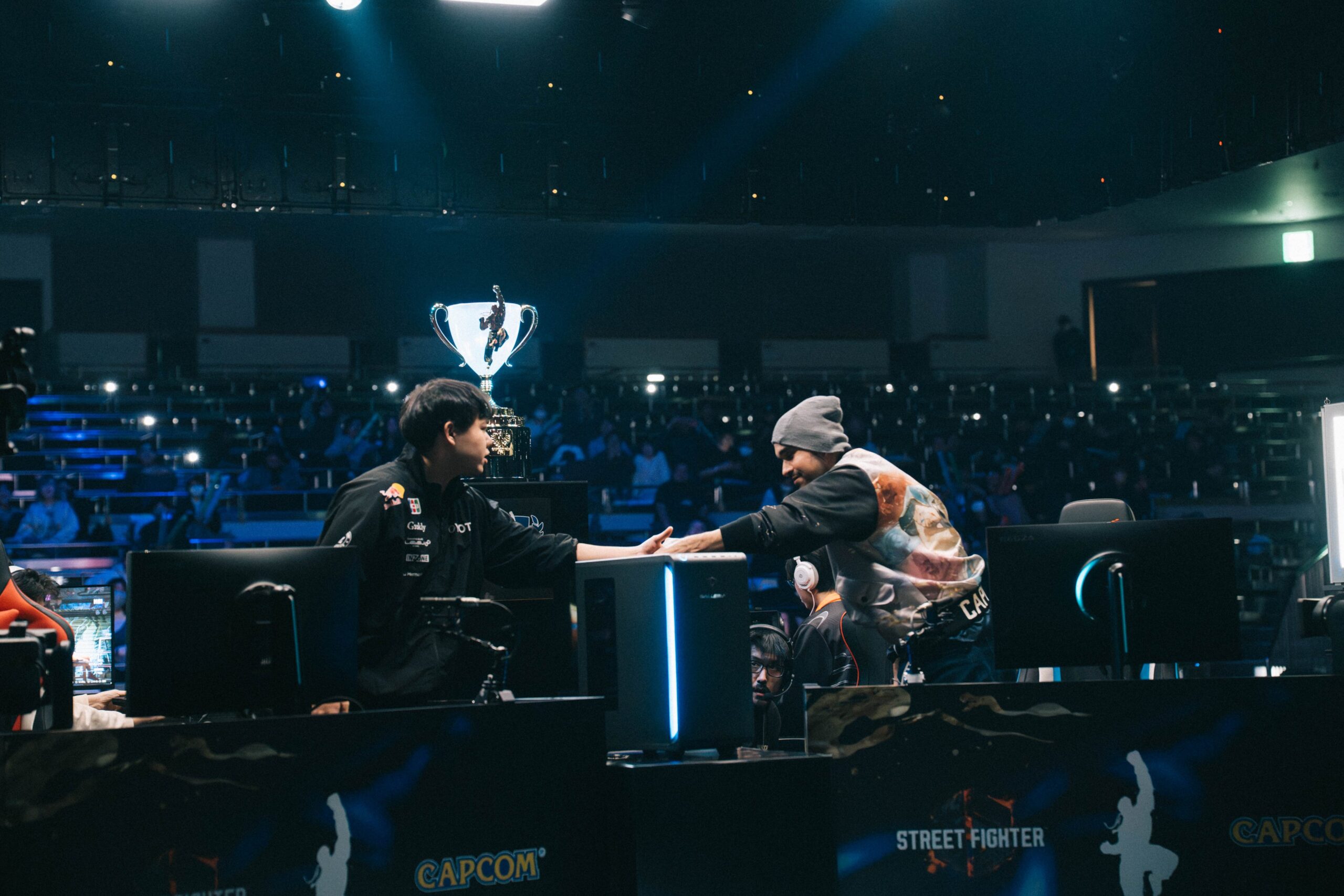 eスポーツ大会で握手する選手たち