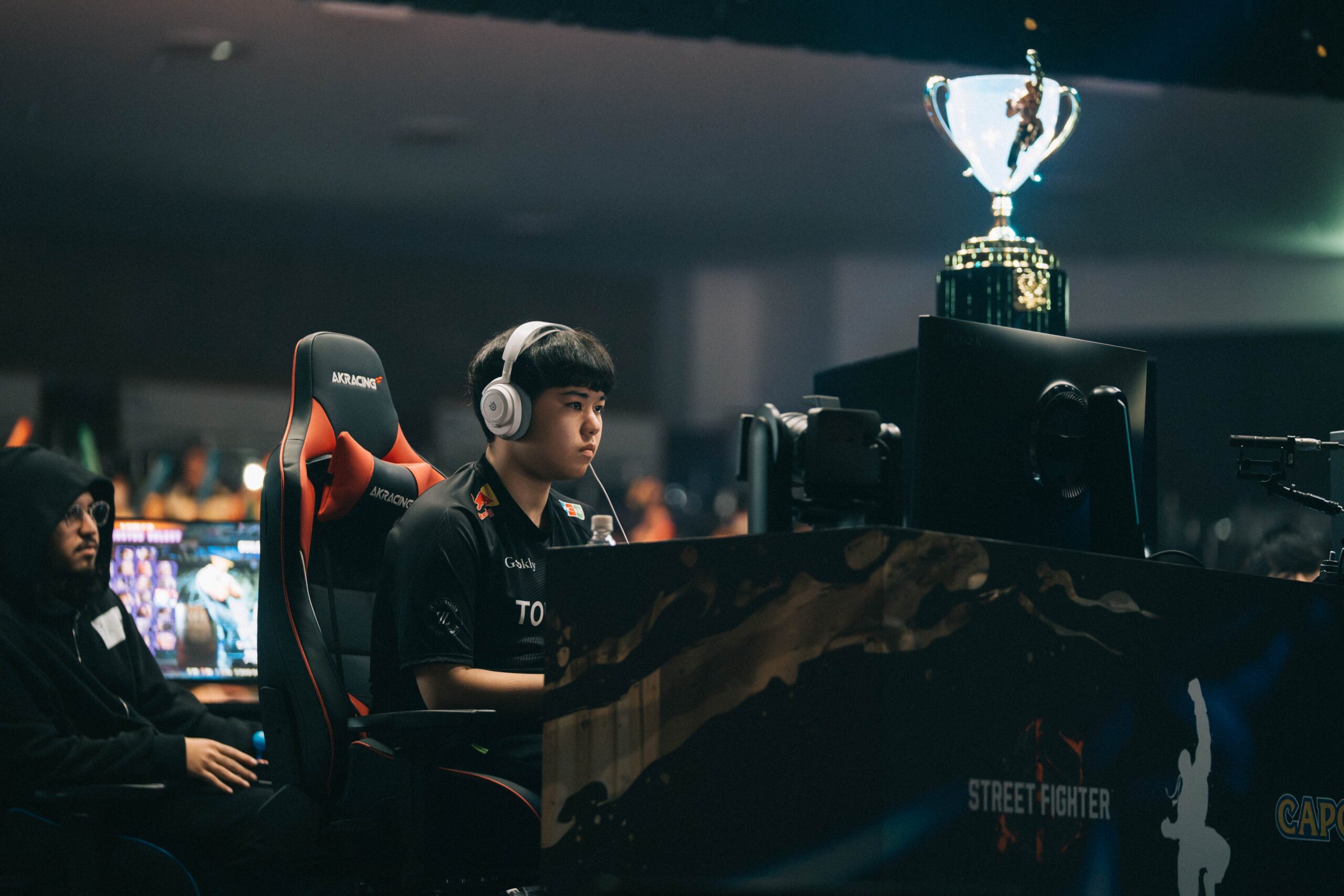 真剣な表情で試合に臨む選手