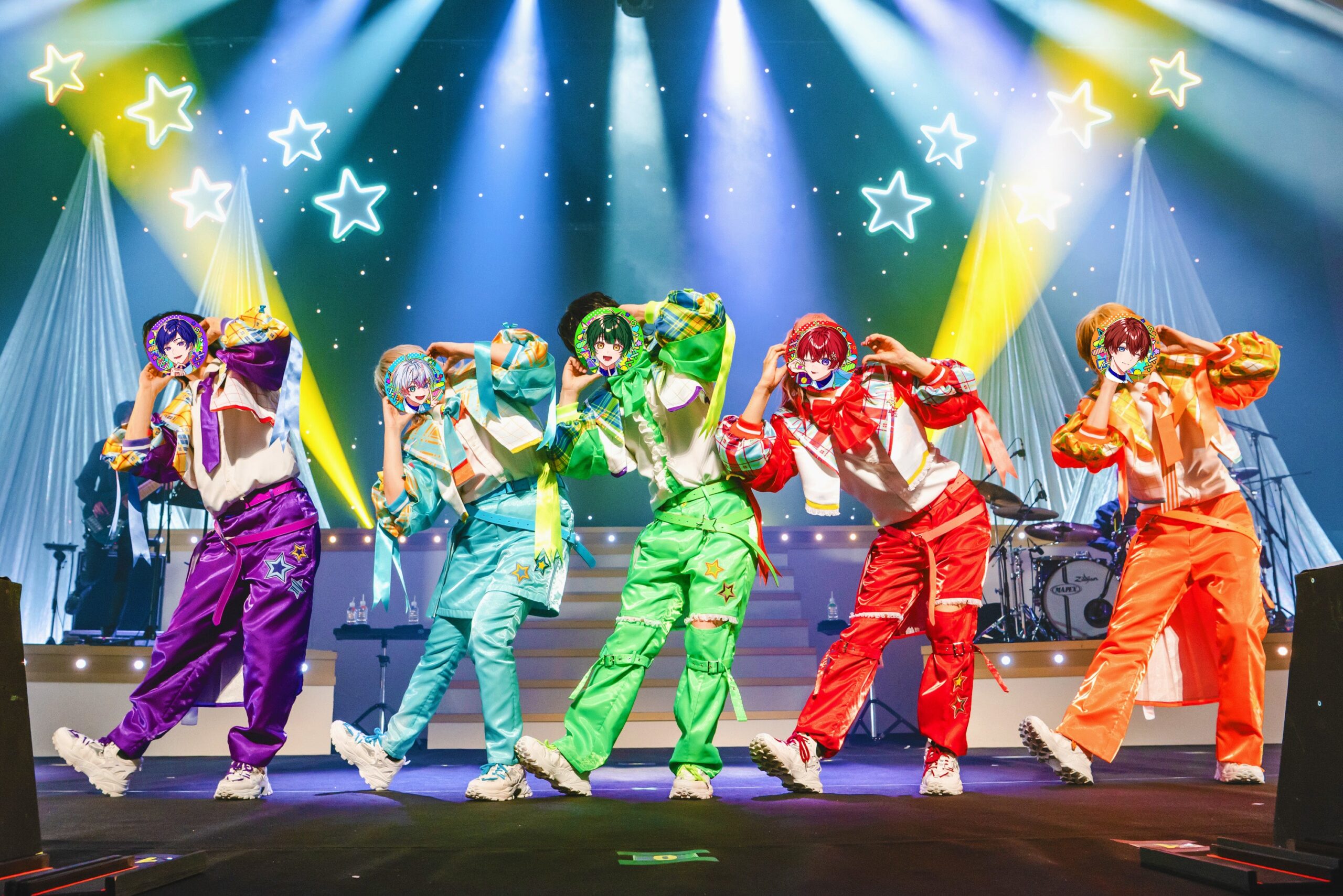 カラフルな衣装で踊るすたぽらメンバー