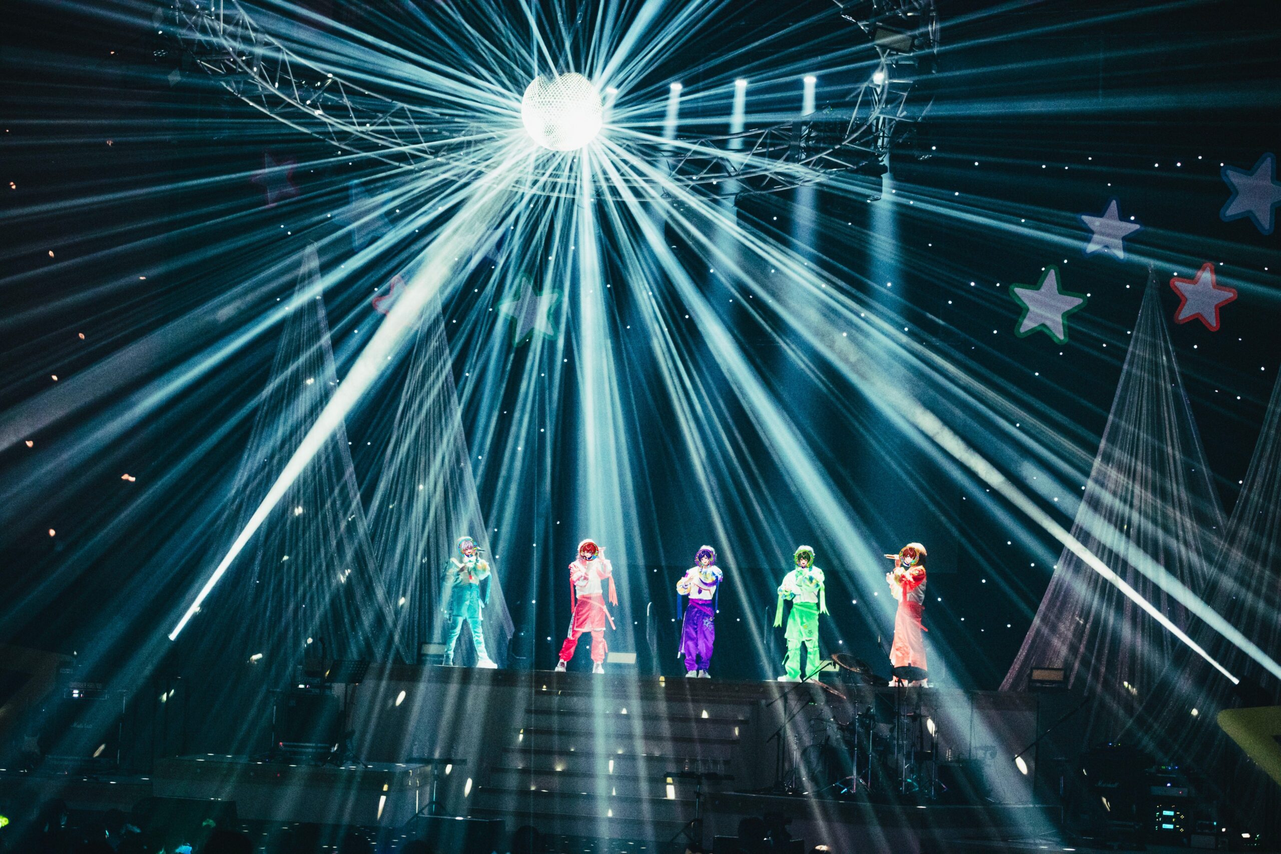 ライトが輝く中のすたぽらステージ
