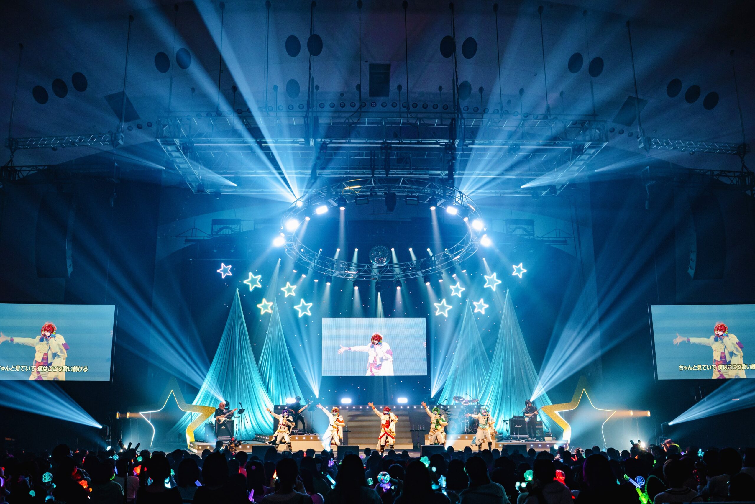 観客に手を振るすたぽらのメンバー