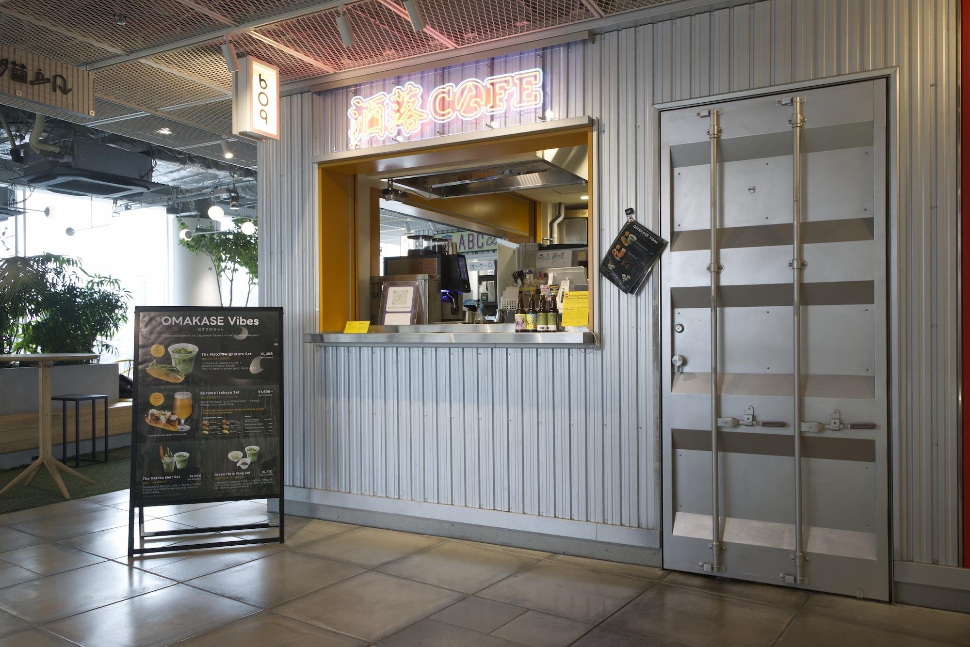 おしゃれなカフェのサービスカウンター