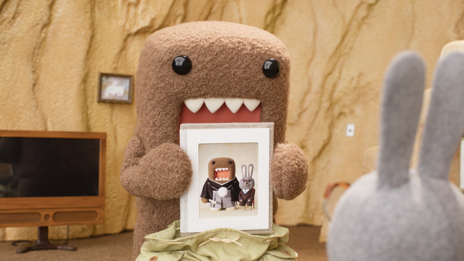 ドーモくんが写真を持つシーン