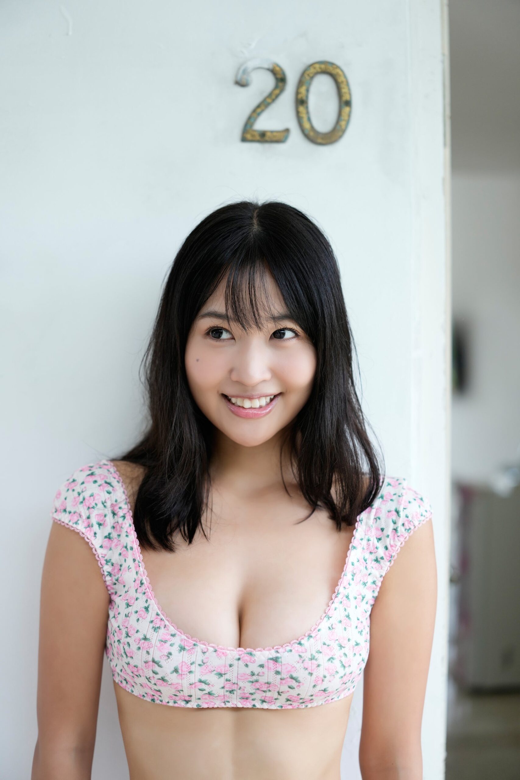 花柄トップスの女性が微笑んでいる